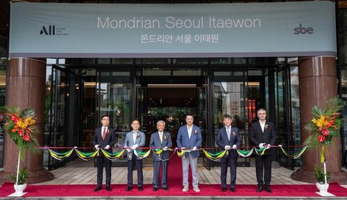 몬드리안서울이태원 테이프 커팅식(서울=연합뉴스) 왼쪽부터 아코르앰배서더코리아 조현준 부사장, 케이클라비스 구재상 회장, 요진건설산업 최준명 회장, 성장현 용산구청장, 요진건설산업 최은상 부회장, 몬드리안서울이태원 바실리우스 총지배인이 기념촬영을 하고 있다. [요진건설산업 제공]