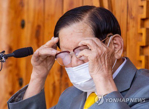 신천지 이만희 총회장, '김 서린 시야'(가평=연합뉴스) 경기도 가평군 신천지예수교 증거장막성전(신천지) 평화의 궁전에서 열린 기자회견에서 이만희 총회장이 두 손으로 눈을 비비고 있다. 2020.3.2 utzza@yna.co.kr (끝)