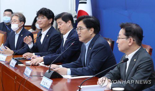 발언하는 우원식 행정수도완성추진단장더불어민주당 우원식 행정수도완성추진단장이 7월 31일 오전 서울 여의도 국회에서 열린 행정수도 완성추진단- 국토연구원ㆍ서울연구원과의 간담회에서 발언하고 있다.[연합뉴스 자료사진]