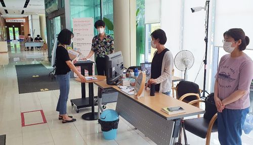 당진시노인복지관 운영 재개 준비 중인 직원들[당진시 제공. 재판매 및 DB 금지]