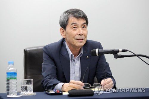 아시아나 인수 문제 관련 온라인간담회 하는 이동걸 회장(서울=연합뉴스) 이동걸 산업은행 회장이 3일 온라인 기자간담회에서 아시아나항공 인수 문제와 관련한 입장을 밝히고 있다. 2020.8.3
    [산업은행 제공. 재판매 및 DB 금지] photo@yna.co.kr