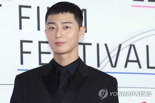 박서준, 짧은머리도 완벽 소화(서울=연합뉴스) 강민지 기자 = 배우 박서준이 31일 오후 서울 종로구 씨네큐브 광화문점에서 열린 '아시아나 국제단편영화제'(AISFF)개막식 레드카펫 행사에 참석하고 있다. 2019.10.31 mjkang@yna.co.kr