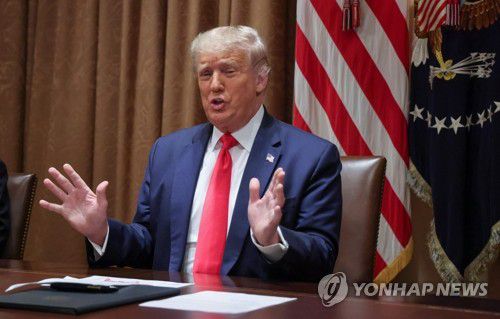 미국 기업의 '틱톡' 인수 승인 의향 밝히는 트럼프(워싱턴 로이터=연합뉴스) 도널드 트럼프 미국 대통령이 3일(현지시간) 백악관에서 열린 '미국인 우선 채용' 관련 행정명령 서명식에서 발언하고 있다. 트럼프 대통령은 이날 기자들과 만나 중국 소셜미디어 '틱톡'의 미국 사업 매각 추진과 관련, 마이크로소프트(MS)나 다른 미 기업이 틱톡을 사더라도 상관없다며 승인 의사를 밝히고 거래는 9월 15일 전에 이뤄져야 한다고 말했다. leekm@yna.co.kr