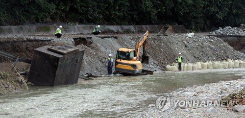 단양 수해 복구 한창(단양=연합뉴스) 이승민 기자 = 4일 오전 충북 단양군 어상천면에서 폭우로 유실된 도로 복구 작업이 이뤄지고 있다. 2020.8.4 logos@yna.co.kr