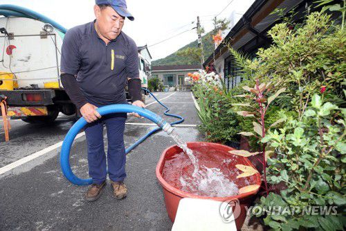수마 할퀸 단양 어상천 수돗물 끊겨(단양=연합뉴스) 이승민 기자 = 4일 오전 충북 단양군 어상천면 단수 지역에서 살수차를 이용한 급수가 이뤄지고 있다. 2020.8.4 logos@yna.co.kr