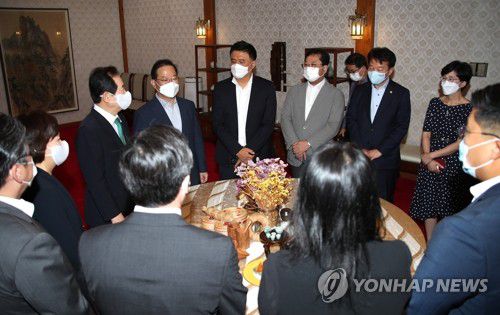 정세균 총리, 공적 마스크 관계자들과 오찬(서울=연합뉴스) 김승두 기자 = 정세균 국무총리가 4일 서울 종로구 삼청동 총리공관에서 공적 마스크 판매처와 생산업체 대표 등 관계자들을 위한 오찬을 하고 있다. 2020.8.4 kimsdoo@yna.co.kr