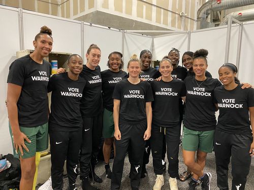 워녹에게 투표하자는 문구가 적힌 티셔츠를 착용한 WNBA 선수들.[WNBA 선수 수 버드 소셜 미디어 사진 캡처. 재판매 및 DB 금지]