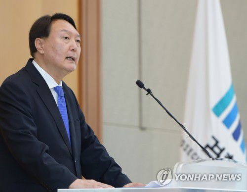 신임검사 신고식서 발언하는 윤석열윤석열 검찰총장이 8월 3일 서울 서초구 대검찰청에서 열린 신임검사 신고식에서 발언하고 있다. 이날 윤 총장은 "부정부패와 권력형 비리를 외면하지 않고 당당히 맞서야 한다"고 말했다. 202[대검찰청 제공. 재판매 및 DB금지]