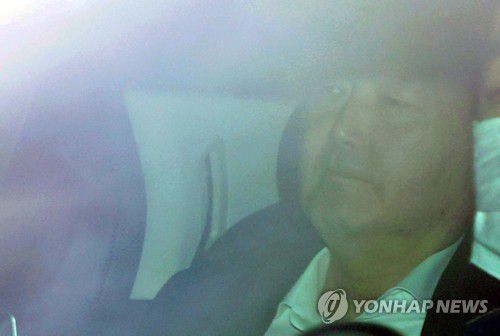 출근하는 윤석열지난 4일 차량에 탑승한 윤석열 검찰총장이 서초구 대검찰청으로 출근하고 있다. [연합뉴스 자료사진]
