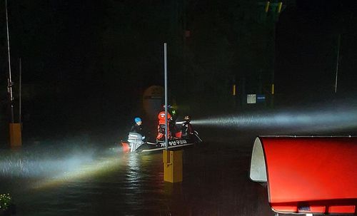 자라섬 고립 주민 구출(가평=연합뉴스) 가평소방서 119 구조대가 6일 자라섬 침수로 고립된 주민을 구조하고 있다. 2020.8.6 [가평소방서 제공. 재판매 및 DB 금지]