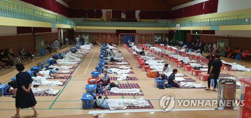 파주ㆍ연천 저지대 주민들 대피해 '쪽잠'(파주=연합뉴스) 김병만 기자 = 6일 새벽 파주 문산 주민들이 만약의 사태에 대비해 문산초등학교 체육관으로 대피해 쪽잠으로 밤을 지새우고 있다.  kimb01@yna.co.kr