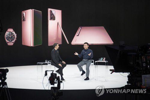 삼성전자, '갤럭시 언팩 2020' 행사 진행(서울=연합뉴스) 삼성전자가 5일 사상 처음으로 온라인을 통해 '갤럭시 언팩 2020' 행사를 진행했다. 
    이날 행사는 한국에서 생중계되었으며, 약 300명의 갤럭시 팬들이 온라인으로 참가했다. 행사가 진행된 약 1시간 30분 동안 삼성전자 홈페이지, 삼성전자 뉴스룸, 삼성전자 소셜미디어를 통해 생중계되며 역대 최다 규모인 약 5,600만명이 시청했다. 
    사진은 삼성전자 무선사업부장 노태문 사장과 무선사업부 경험기획팀 페데리코 카살레뇨(Federico Casalegno) 전무가 질의응답을 진행하는 모습. 2020.8.6
    [삼성전자 제공. 재판매 및 DB 금지] photo@yna.co.kr