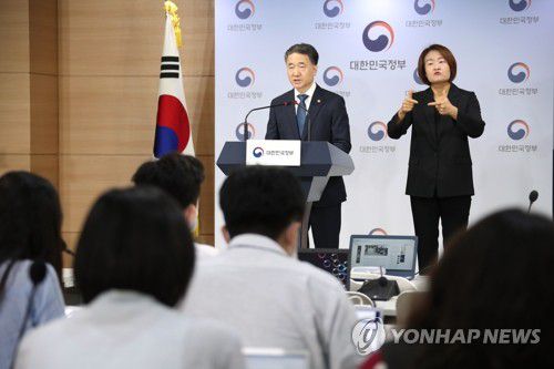 박능후 장관, 대국민담화 발표(서울=연합뉴스) 김승두 기자 = 의과대학 정원 확대 방안에 반대하는 전공의들의 집단 휴진(파업)을 하루 앞둔 6일 박능후 보건복지부 장관이 정부서울청사에서 대국민 담화를 발표하고 있다. 2020.8.6 kimsdoo@yna.co.kr