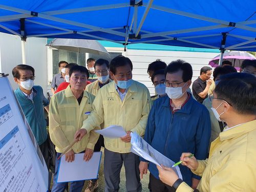 옥천 피해현장 방문한 이시종 지사(파란색 점퍼)[옥천군 제공. 재판매 및 DB 금지]