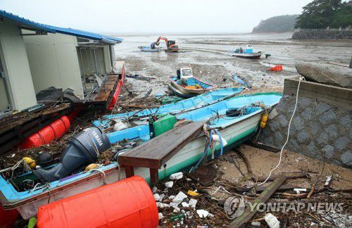 태안 바닷가 건물로 밀려온 어선(태안=연합뉴스) 6일 충남 태안군 고남면 고남7리 만수동 마을 건물에 어선들이 강풍으로 밀려와 있다. 2020.8.6 [태안군 제공. 재판매 및 DB 금지] sw21@yna.co.kr