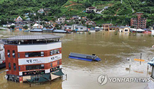 폭우로 잠긴 하동 화개장터(하동=연합뉴스) 폭우가 내린 8일 오후 경남 하동군 화개장터 일대 마을이 물에 잠겨 있다. 2020.8.8 [독자 제공. 재판매 및 DB 금지] image@yna.co.kr