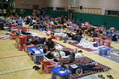 구례여중에 마련된 이재민 대피소(구례=연합뉴스) 천정인 기자 = 8일 오후 전남 구례군 구례읍 구례여중에 마련된 대피소에서 주택 침수로 보금자리를 잃은 이재민들이 휴식을 취하고 있다. 2020.8.8 iny@yna.co.kr