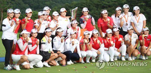 KLPGA팀, 박인비 인비테이셔널 2연패(경주=연합뉴스) 김현태 기자 = 9일 경북 경주 블루원 디아너스 컨트리클럽에서 열린 오렌지라이프 챔피언스트로피 박인비 인비테이셔널 대회 마지막 날. 
    한국여자프로골프(KLPGA) 투어 팀 선수들이 미국과 일본 등 외국 투어 팀 선수들을 이기고 우승 트로피를 차지한 후 양 팀 선수들이 함께 기념 촬영을 하고 있다. 2020.8.9 mtkht@yna.co.kr