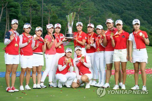 KLPGA팀, 박인비 인비테이셔널 2연패(경주=연합뉴스) 김현태 기자 = 9일 경북 경주 블루원 디아너스 컨트리클럽에서 열린 오렌지라이프 챔피언스트로피 박인비 인비테이셔널 대회 마지막 날. 
    한국여자프로골프(KLPGA) 투어 팀 선수들이 미국과 일본 등 외국 투어 팀 선수들을 이기고 우승 트로피를 차지한 후 기념 촬영을 하고 있다. 2020.8.9 mtkht@yna.co.kr