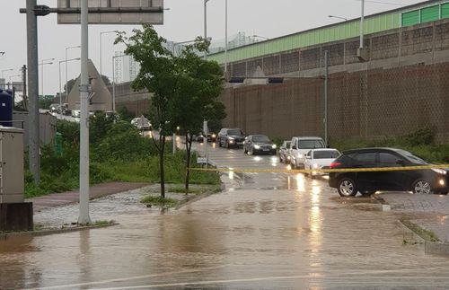 물에 잠긴 도로(양주=연합뉴스) 10일 오후 양주시에 많은 비가 내려 양주시의 한 도로가 물에 잠겨있다. [독자제공, 재판매 및 DB 금지]