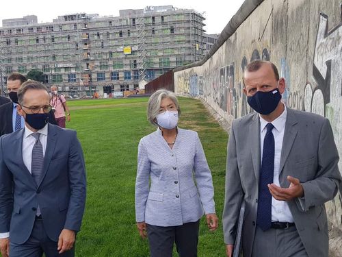베를린 장벽공원을 찾아 설명을 듣는 강경화 외교장관(가운데)과 하이코 마스(왼쪽) 독일 외교장관 [베를린=연합뉴스]