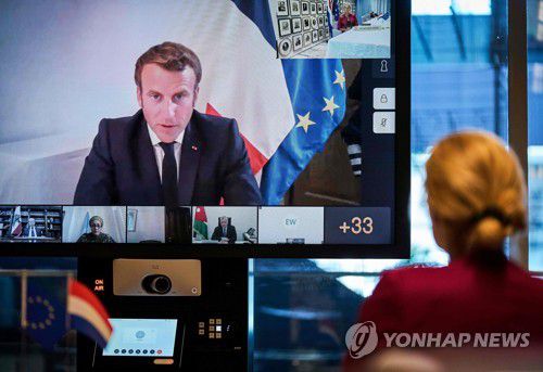 폭발 참사가 벌어진 레바논을 지원하기 위해 9일(현지시간) 열린 국제 화상회의에서 에마뉘엘 마크롱 프랑스 대통령이 발언하고 있다.[AFP=연합뉴스]