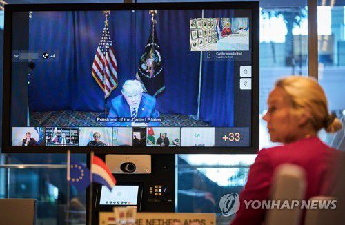 레바논 지원 국제 화상회의에서 도널드 트럼프 미국 대통령(가운데 화면)이 발언하고 있다. [EPA=연합뉴스]