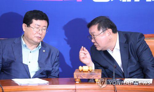 대화하는 민주당 김태년-설훈지난달 31일 더불어민주당 김태년 원내대표(오른쪽)와 설훈 최고위원이 최고위원회의에서 대화하고 있다.[연합뉴스 자료사진]