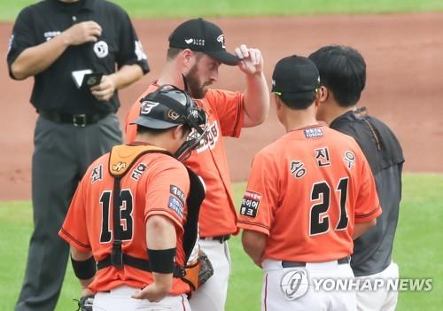 흔들이는 채드벨한화 이글스 채드 벨(가운데)이 9일 대전 한화생명 이글스파크에서 열린 프로야구 KBO리그 kt wiz와 경기에서 송진우 투수 코치와 대화를 나누고 있다. [연합뉴스 자료사진]