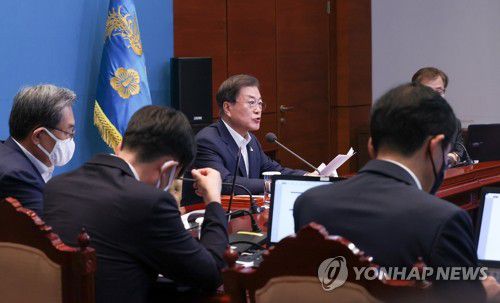 문 대통령, 수보회의 주재(서울=연합뉴스) 이진욱 기자 = 문재인 대통령이 10일 오후 청와대에서 수석·보좌관 회의를 주재하고 있다. cityboy@yna.co.kr