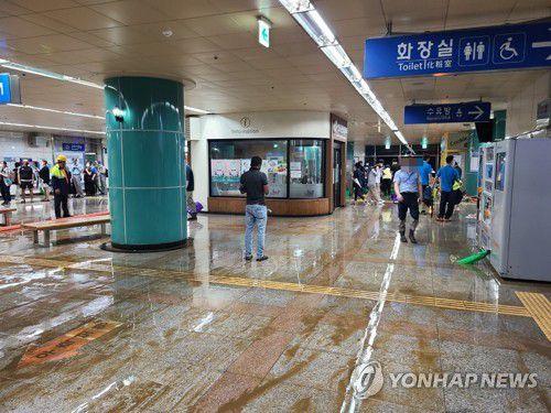 양주역 침수피해(양주=연합뉴스) 10일 오후 경기 양주시에 집중 호우로 양주역과 인근 도로가 물에 잠겼다. 사진은 물이 빠진 후 진흙 바닥이 된 역사 내부 모습·2020.8.10 [독자제공, 재판매 및 DB 금지] jhch793@yna.co.kr