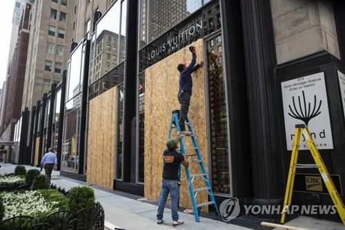 약탈 피해를 입고 방어벽 치는 시카고 루이비통 매장 [AP=연합뉴스]