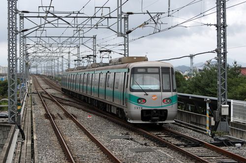 다시 달리는 전동차(광주=연합뉴스) 정회성 기자 = 11일 오후 광주 광산구 지하철 평동역에서 전동차가 승강장을 벗어나고 있다. 지상에 자리한 평동역은 8일 집중호우 때문에 침수 사고를 겪었는데 복구를 마치고 이날 도시철도 운행을 재개했다.