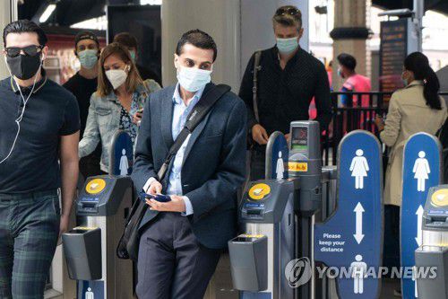 마스크를 쓰고 출근하는 런던 시민들 [AFP=연합뉴스]