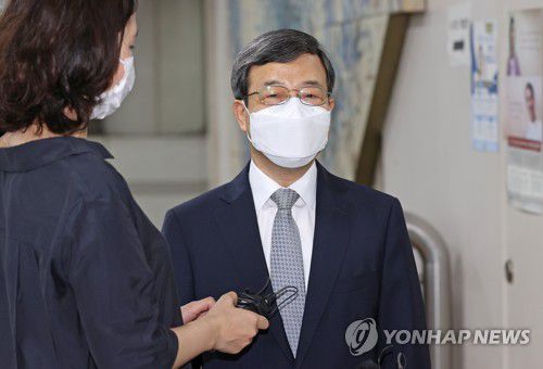 취재진 질문 답하는 이동원 대법관(서울=연합뉴스) 류영석 기자 = 이동원 대법관이 11일 오전 서울 서초구 서울중앙지법에서 열린 임종헌 전 법원행정처 차장의 1심 속행공판에 증인 신분으로 출석하며 취재진의 질문에 답하고 있다. ondol@yna.co.kr