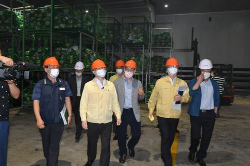 김용범 기재차관, 김포 농산물 비축기지 방문 김용범 기획재정부 1차관이 12일 경기도 김포에 있는 'aT 김포 농산물 비축기지'를 방문해 시설을 둘러보고 있다. 2020.8.12 [기획재정부 제공]