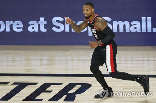 경기 중 3점 슛 넣고 세리머니 하는 릴러드[AP=연합뉴스]