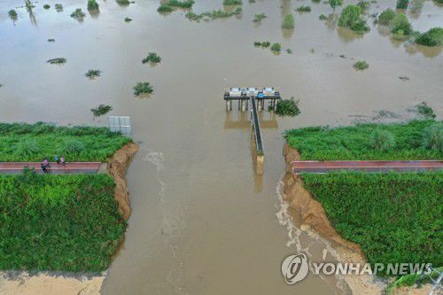 창녕군 이방면 낙동강 제방 유실[창녕군 제공. 재판매 및 DB 금지]