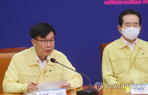 고위당정 발언하는 김상조 정책실장(서울=연합뉴스) 진성철 기자 = 김상조 청와대 정책실장이 12일 국회에서 열린 고위당정협의회에서 발언하고 있다. 오른쪽은 정세균 총리. 2020.8.12 zjin@yna.co.kr