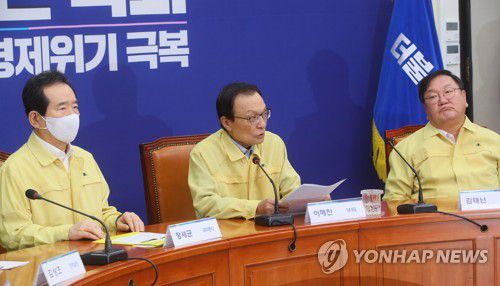 고위당정 발언하는 이해찬 대표(서울=연합뉴스) 진성철 기자 = 더불어민주당 이해찬 대표가 12일 국회에서 열린 고위당정협의회에서 발언하고 있다. 왼쪽부터 정세균 국무총리, 이해찬, 김태년 원내대표.  2020.8.12 zjin@yna.co.kr