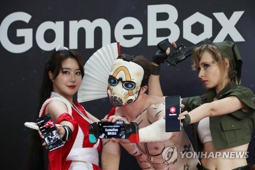 한국형 스트리밍 게임 '게임박스' 출시(서울=연합뉴스) 강민지 기자 = 12일 오전 서울 광화문 KT스퀘어에서 게임 캐릭터 복장을 한 모델들이 '게임박스'를 선보이고 있다. 
 KT는 구독형 스트리밍 게임서비스 '게임박스'를 정식 출시한다.mjkang@yna.co.kr