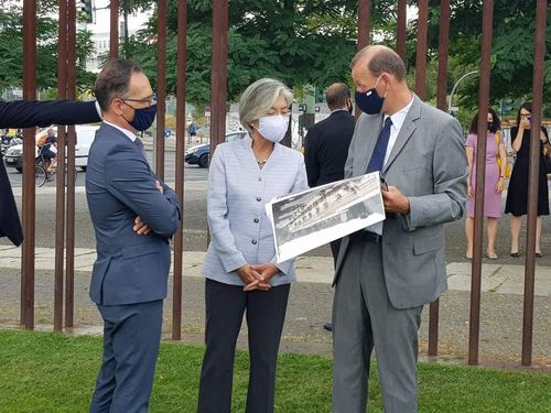 베를린 장벽 기념공원에서 설명을 듣고 있는 강경화(가운데) 외교장관과 하이코 마스(왼쪽) 독일 외교장관 [베를린=연합뉴스]