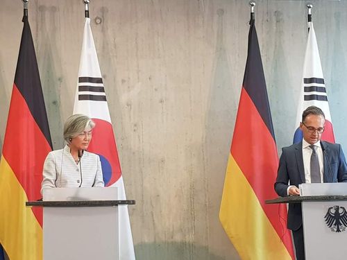 베를린서 공동기자회견 중인 강경화(왼쪽) 외교장관과 하이코 마스 독일 외교장관 [베를린=연합뉴스]