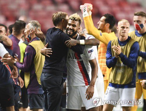 역전 결승골을 터트린 PSG의 에리크 추포모팅이 감독의 축하를 받고 있다.(AP=연합뉴스)