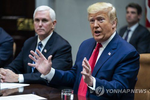 코로나19 논의차 항공사 대표 만난 트럼프와 펜스(워싱턴 EPA=연합뉴스) 도널드 트럼프 미국 대통령(오른쪽)이 마이크 펜스 부통령(왼쪽)과 함께 4일(현지시간) 백악관에서 미 항공사 대표들을 만나 신종 코로나바이러스 감염증(코로나19) 대응책에 관해 논의하고 있다. ymarshal@yna.co.kr