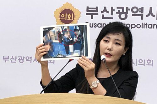 신체 접촉 CCTV 화면 공개하는 피해자 측 변호인(부산=연합뉴스) 김재홍 기자 = 더불어민주당 A 시의원이 성추행 혐의로 경찰 조사를 받는 것과 관련해 12일 미래통합당 부산시당이 부산시의회에서 긴급 기자회견을 개최, 피해자 조사에 동행한 통합당 공동대변인인 김소정 변호사가 신체 접촉 CCTV 화면을 공개하고 있다. pitbull@yna.co.kr