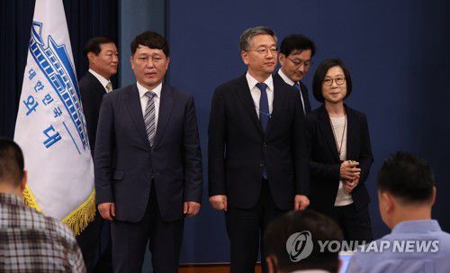 브리핑룸 입장하는 신임 수석들(서울=연합뉴스) 이진욱 기자 = 정만호 국민소통수석(왼쪽부터), 최재성 정무수석, 김종호 민정수석, 윤창렬 국민소통수석, 김제남 시민사회수석이 13일 오전 인사를 위해 춘추관 대브리핑룸에 입장하고 있다.  cityboy@yna.co.kr