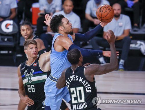 멤피스와 밀워키 선수들 경기 모습[EPA=연합뉴스 자료사진]