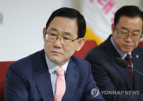 취임 100일 맞은 미래통합당 주호영 원내대표(서울=연합뉴스) 안정원 기자 = 미래통합당 주호영 원내대표가 14일 오전 서울 여의도 국회에서 열린 취임 100일 기자간담회에서 지난 100일간의 행적을 기록한 영상을 보고 있다.2020.8.14 jeong@yna.co.kr