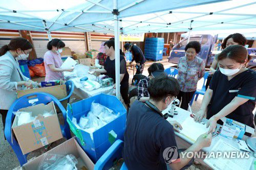 집단휴진 대신 수재민 돌보는 의사들(구례=연합뉴스) 정회성 기자 = 구례군의사회 소속 의료진이 14일 오후 전남 구례군 구례읍 오일장에서 의료봉사 활동을 하고 있다. 2020.8.14 hs@yna.co.kr